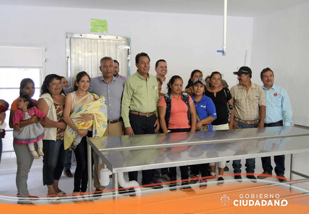 entrega-de-apoyos-y-centro-de-acopio-valencia-acatlan-2016-15